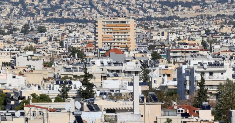 Ακρίβεια «καταπίνει» σχεδόν το μισό εισόδημα των νοικοκυριών στην ΕΕ – Πολιτική αντιπαράθεση στην Ελλάδα για την αντιμετώπισή της