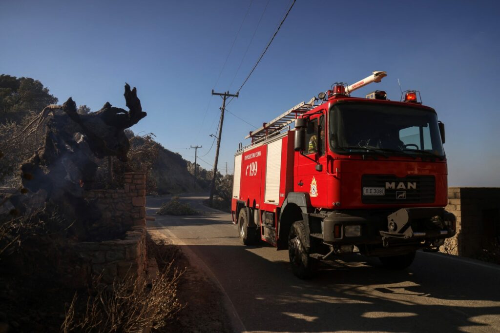 Φωτιά στα Κοτσύλια Βοιωτίας κοντά στη λίμνη Υλίκη — Επιχειρούν 26 πυροσβέστες με ελικόπτερο