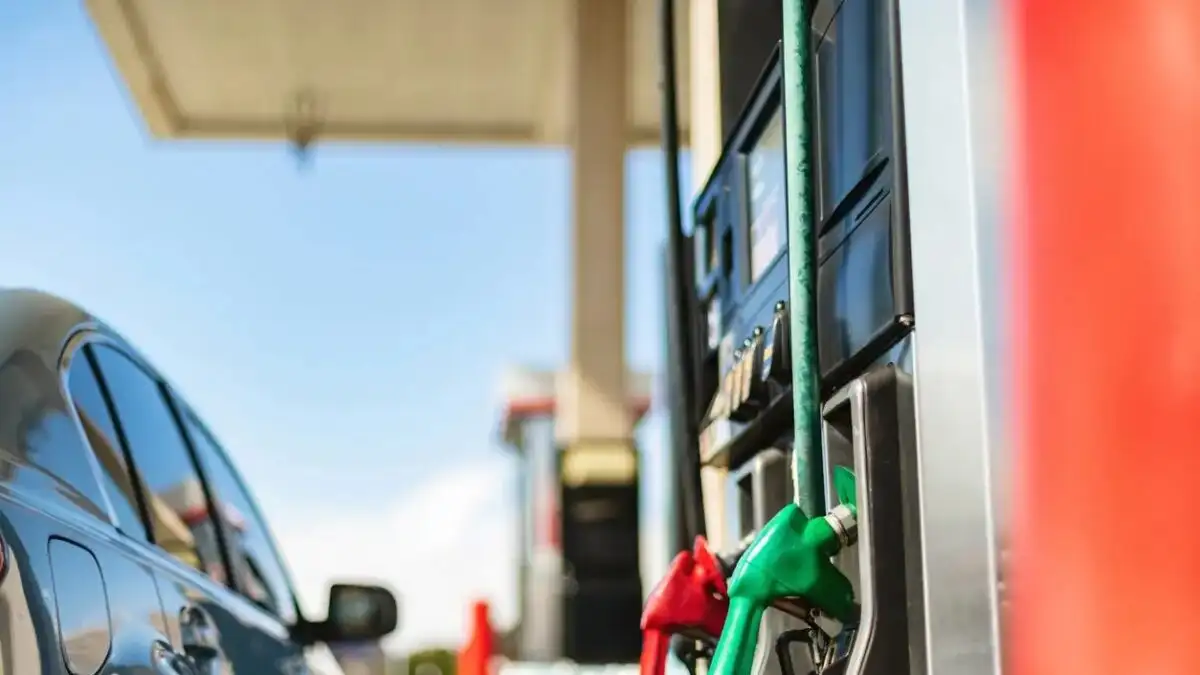 Καύσιμα: Πλώρη για 2,50 ευρώ η βενζίνη και το ντίζελ — στο τραπέζι μέτρα συγκράτησης