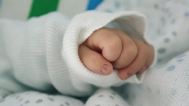 Πτώση άνω του 50% στις γεννήσεις στη Θεσπρωτία — οι νησιωτικές περιοχές αντέχουν