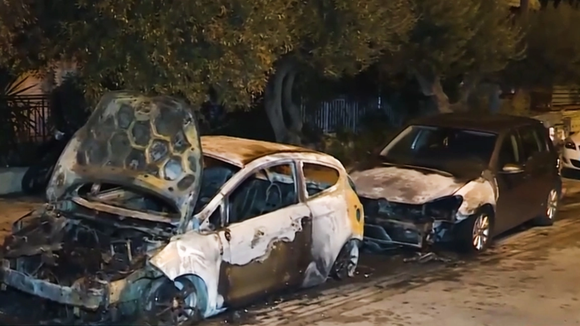 Φωτιά σε σταθμευμένο αυτοκίνητο στην Ηλιούπολη – Ζημιές σε άλλα δύο οχήματα