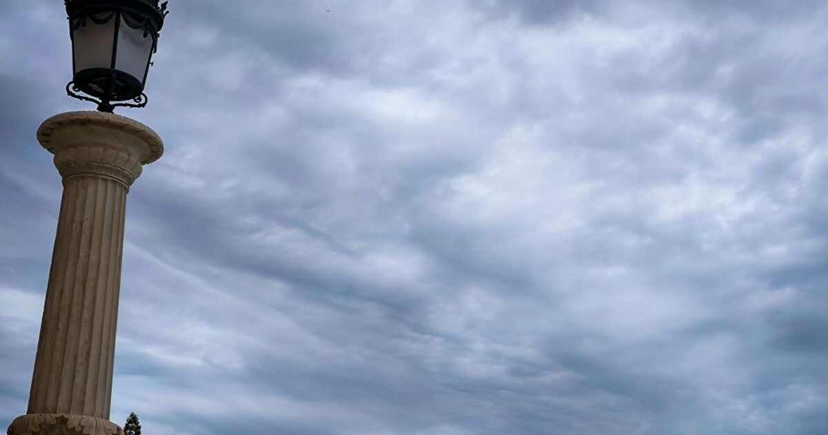 Καιρός: Καλοκαιρινό Σαββατοκύριακο — από την Τρίτη βροχές και τα πρώτα κρύα