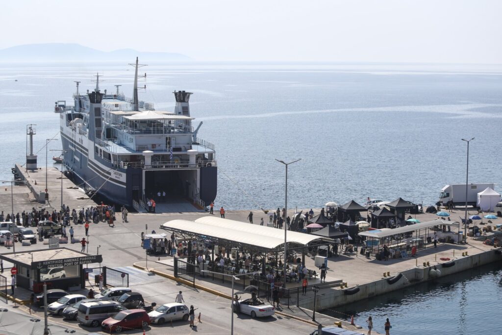 Πρόσκρουση του «Super Express» στο λιμάνι της Ραφήνας, απαγόρευση απόπλου