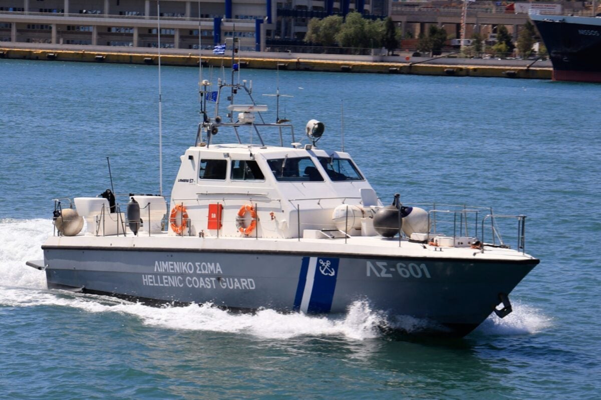 Σύρος: Εισροή υδάτων σε καταμαράν — Λιμενικό περισυλλέγει τους 10 επιβάτες