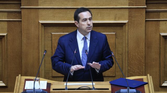 Ο Νότης Μηταράκης ζητά επανεξέταση βιβλίων με τους γονείς ίδιου φύλου