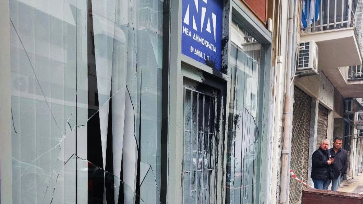 Επίθεση με μπογιές και σπασμένα τζάμια στα γραφεία της ΝΔ στην Κυψέλη
