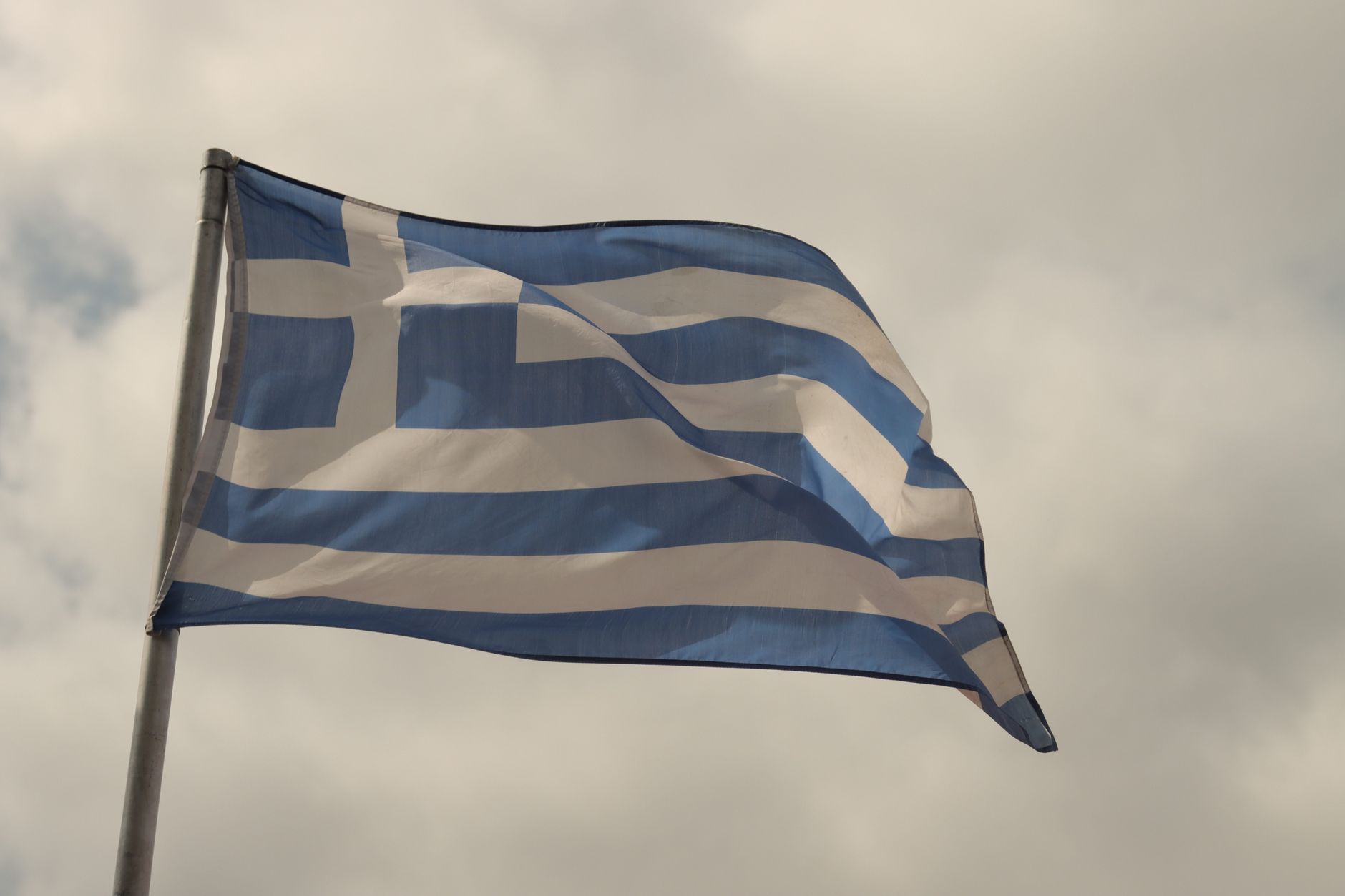 RealPolls: Στις 8,9 μονάδες η διαφορά ΝΔ–ΕΛΑΣ, ΣΥΡΙΖΑ στο 0,8%