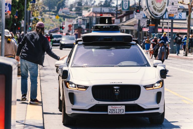 Η Waymo ετοιμάζει robotaxi στη Σιγκαπούρη — λανσάρισμα το 2028