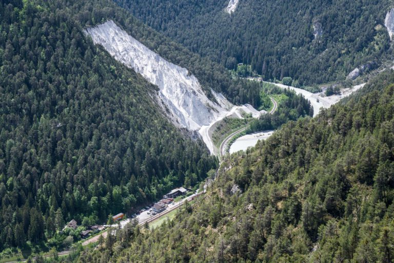 Ελβετία: Νεκροί και τραυματίες από τροχαίο δυστύχημα τουριστικού λεωφορείου στο Γκριζόν