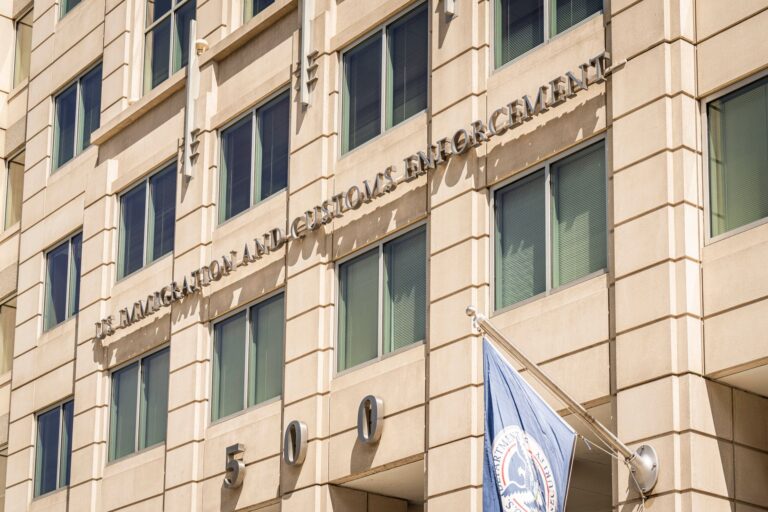 Ο Λευκός Οίκος αποσύρει την υποψηφιότητα Λανς Σρόγιερ για την ηγεσία της ICE