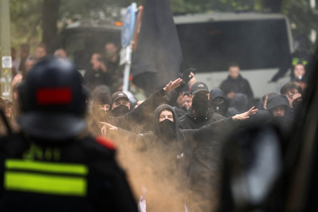 Χάγη: Συγκρούσεις αστυνομίας με ακροδεξιούς διαδηλωτές και απαγόρευση της πορείας