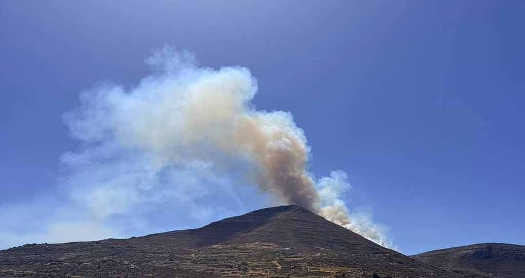 Φωτιά στις Λεύκες Πάρου: 6 πυροσβέστες, 6 εναέρια μέσα