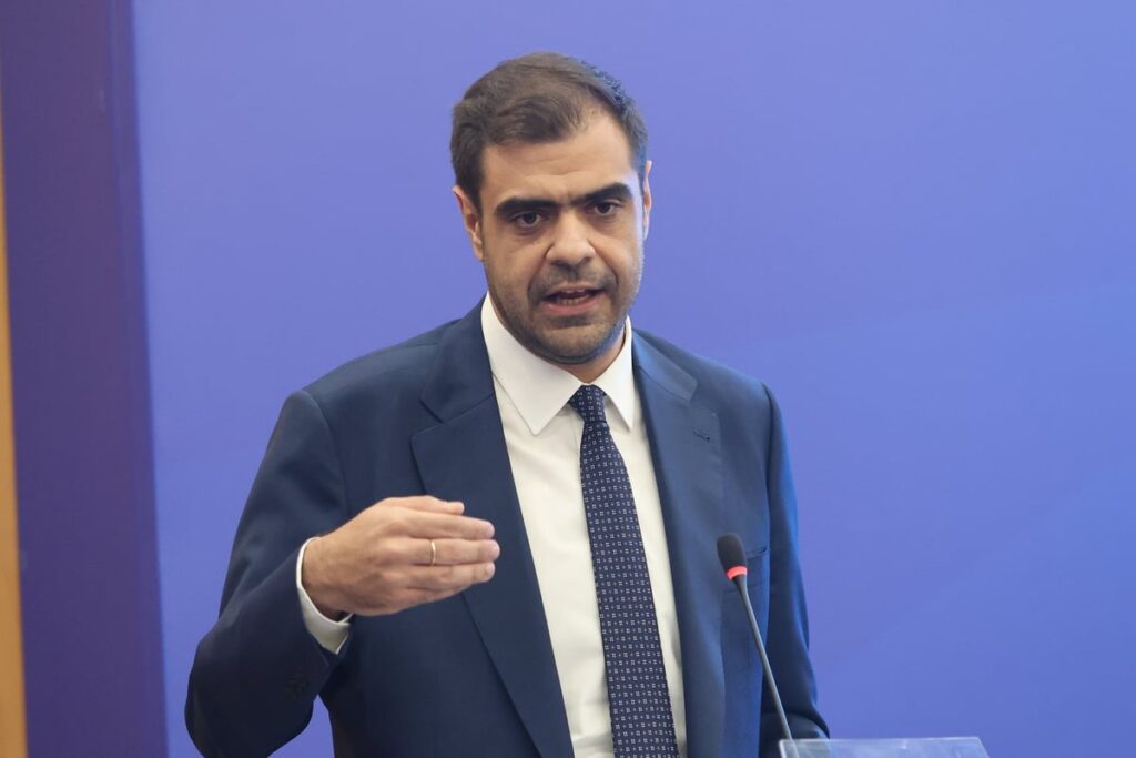 Μαρινάκης σε συνάντηση ΟΟΣΑ: Αντιμετώπιση παραπληροφόρησης χωρίς πρόσχημα λογοκρισίας