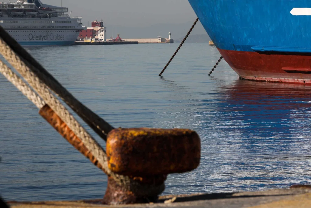 Πάτρα: Καβοδέτης έπεσε στη θάλασσα κατά τον απόπλου πλοίου