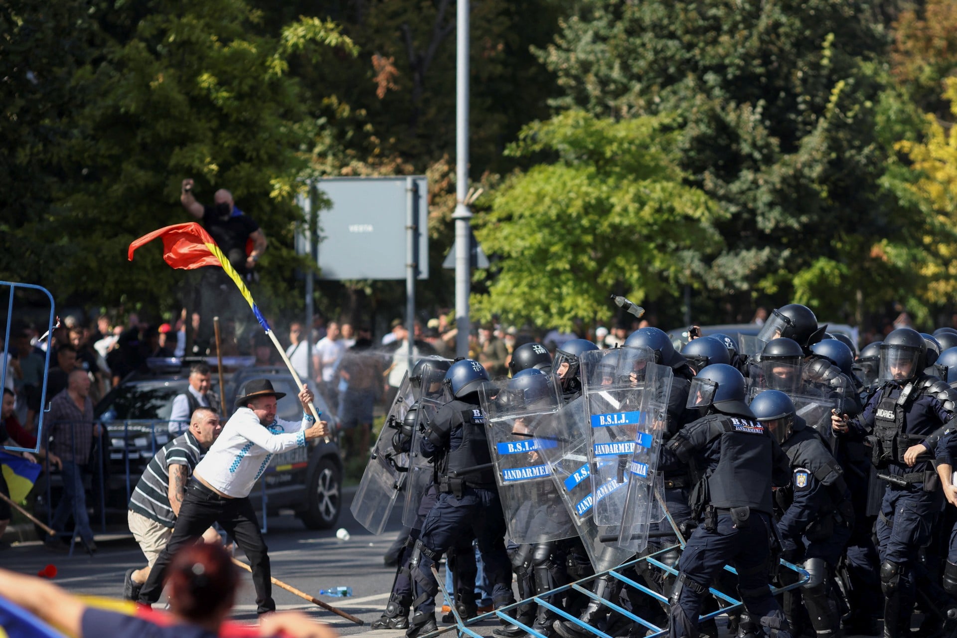 Επεισόδια μεταξύ αγροτών και αστυνομίας έξω από το πρωθυπουργικό γραφείο στο Βουκουρέστι