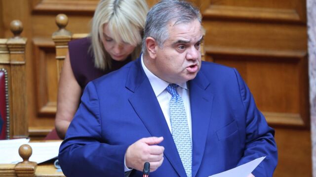 Χωρίς «εισοδηματικό κόφτη» οι αιτήσεις πολιτογράφησης, ανακοίνωσε στη Βουλή ο Σπανάκης