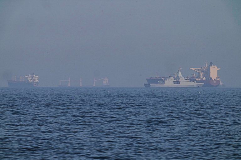 Ορμούζ: Στα 4 οι διελεύσεις εμπορικών πλοίων την Τρίτη, από 7 τη Δευτέρα