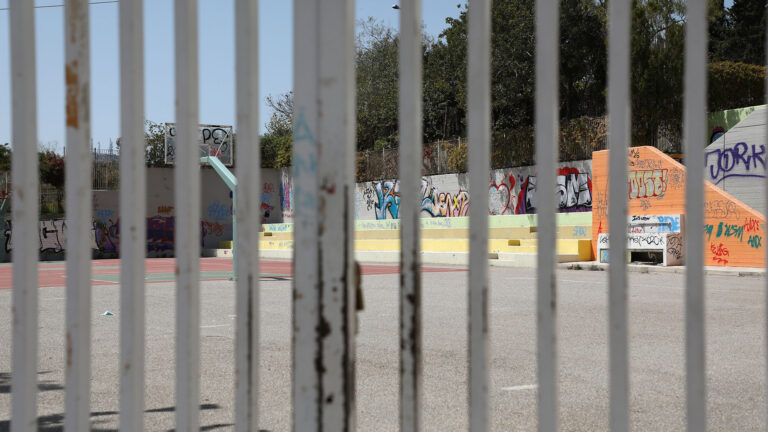 Χανιά: Αναφορές για πυροβολισμό με αεροβόλο σε τζάμι δημοτικού σχολείου