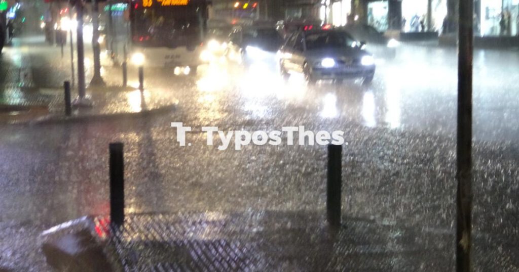 Αγρίνιο: Σφοδρή καταιγίδα με χαλαζόπτωση και πτώσεις δέντρων προκαλεί προβλήματα