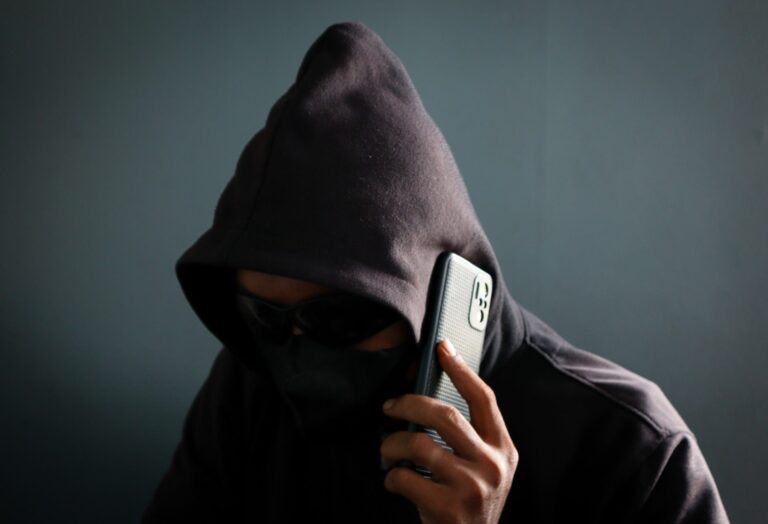Εξάρθρωση οργάνωσης απάτων με «κλωνοποιημένες» φωνές συγγενών μέσω ΑΙ