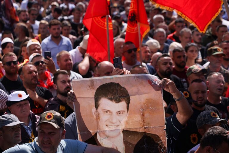 Χιλιάδες στην Πρίστινα διαδηλώνουν κατά της καταδίκης Θάτσι σε 25 χρόνια