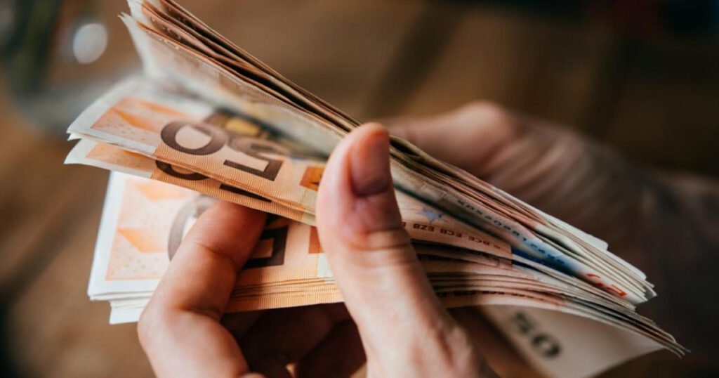 Μειώσεις φόρων 2,2 δισ. ευρώ για 714.000 αυτοαπασχολούμενους το 2027