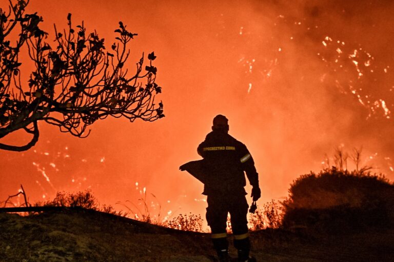 Πολύ υψηλός κίνδυνος πυρκαγιάς τη Δευτέρα σε 10 Περιφέρειες της Ελλάδας