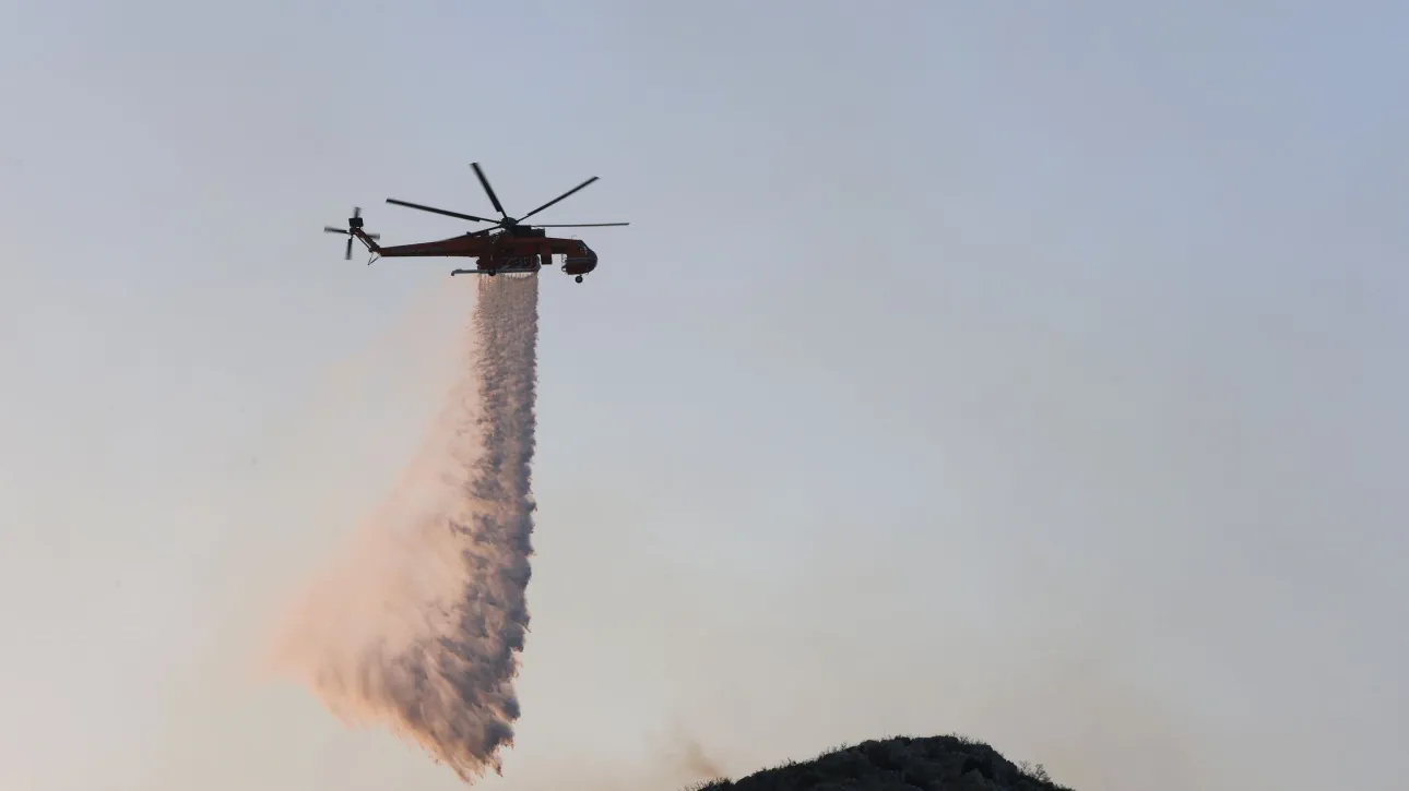 Φωτιά στο Στρυμονικό Σερρών: 52 πυροσβέστες, 17 οχήματα και δύο ελικόπτερα επιχειρούν