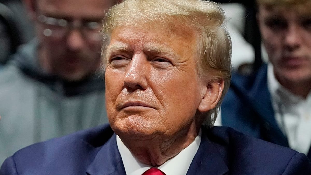 Οι νεαροί υποστηρικτές ζητωκραυγάζουν «USA!» σε εκδήλωση του Τραμπ στο Μισισιπή