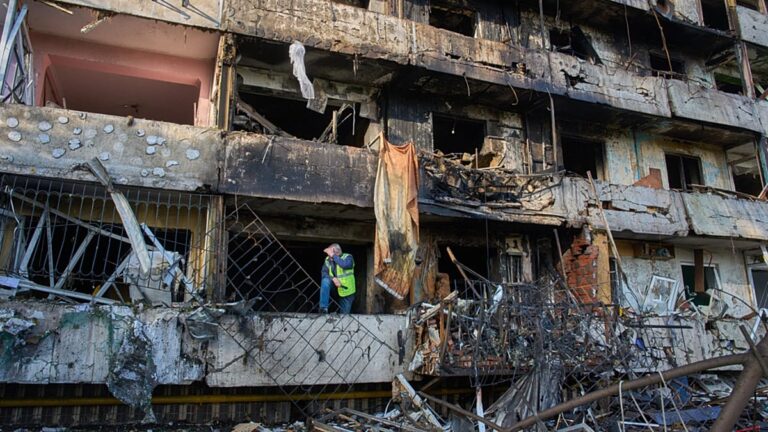 Νεκρός και 10 τραυματίες από ρωσική πυραυλική επίθεση στο Κίεβο