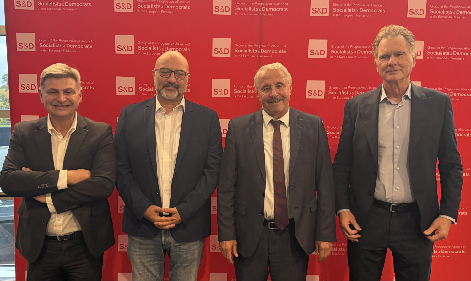 Ευρωβουλευτές ΠΑΣΟΚ ζητούν διαφάνεια για το κόστος των data centers