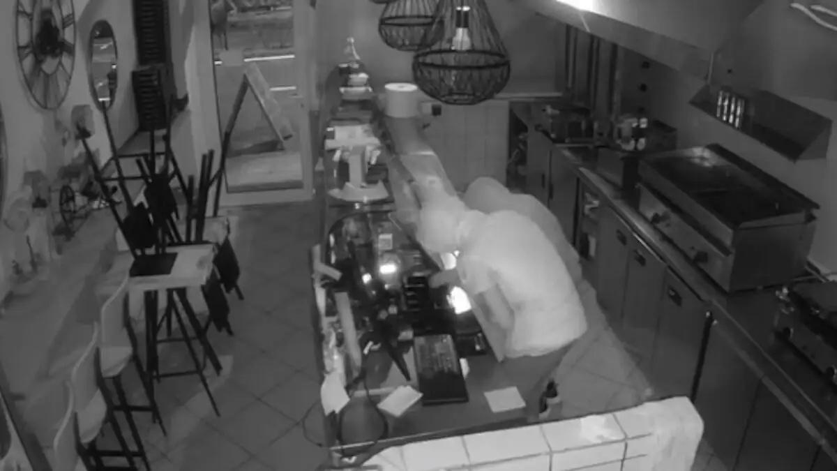 Τρεις εισβολές σε μία νύχτα: Διάρρηξη καταστήματος στον Βόλο