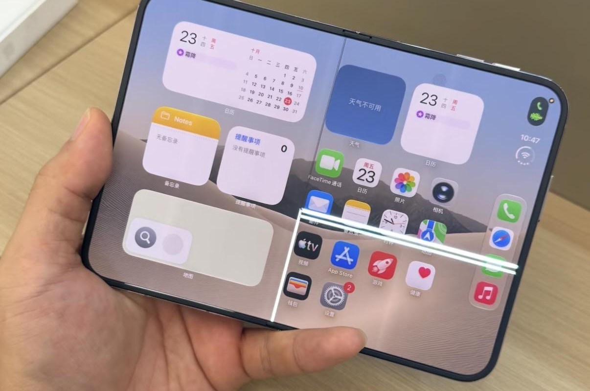 iPhone Duo: Ραγισμένες οθόνες κατά μήκος του μεντεσέ τις πρώτες ώρες