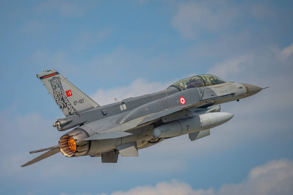 7 τουρκικά αεροσκάφη, μεταξύ αυτών οπλισμένα F-16, έκαναν 15 παραβιάσεις στο Αιγαίο