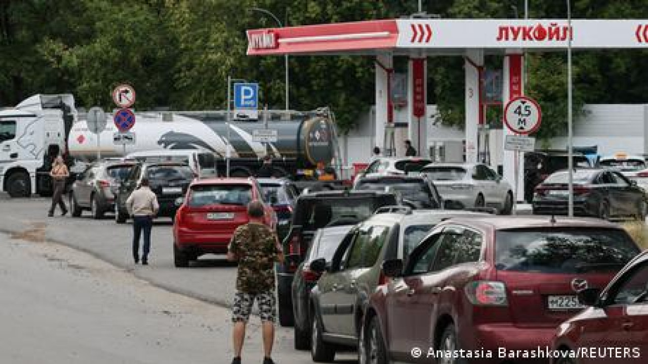 Ρωσία: Ανησυχίες για ελλείψεις καυσίμων μετά τα ουκρανικά πλήγματα σε διυλιστήρια