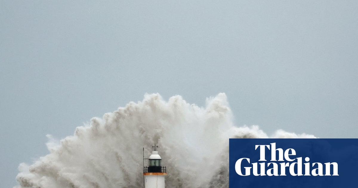Δύο νεκροί και χιλιάδες χωρίς ρεύμα στη Βρετανία μετά τις καταιγίδες