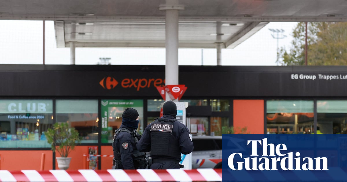 Μακρόν: Ρατσιστική τρομοκρατική επίθεση το μακελειό κοντά στο Παρίσι