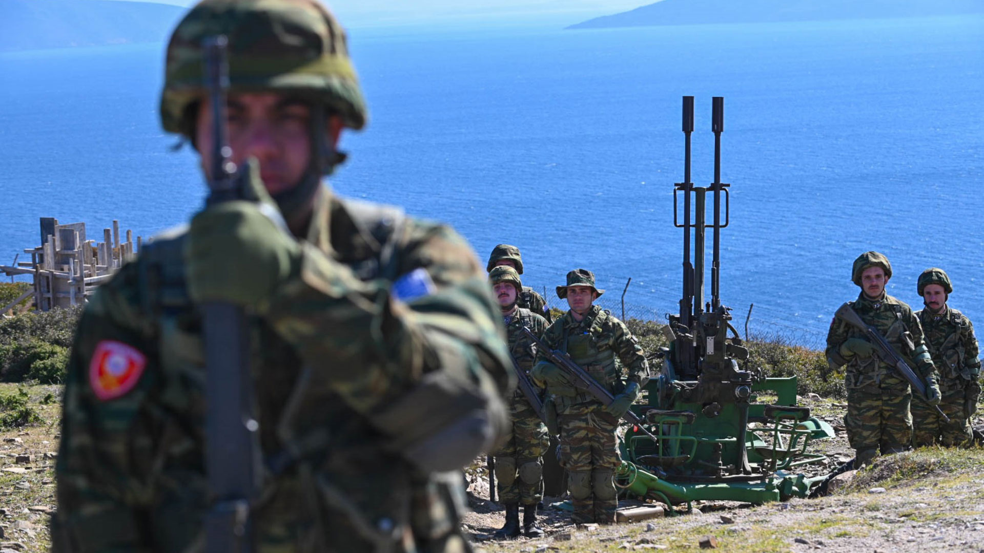 Δένδιας: Κατάργηση 126 στρατοπέδων — 1,13 δισ. ευρώ για μισθούς και τεχνολογίες