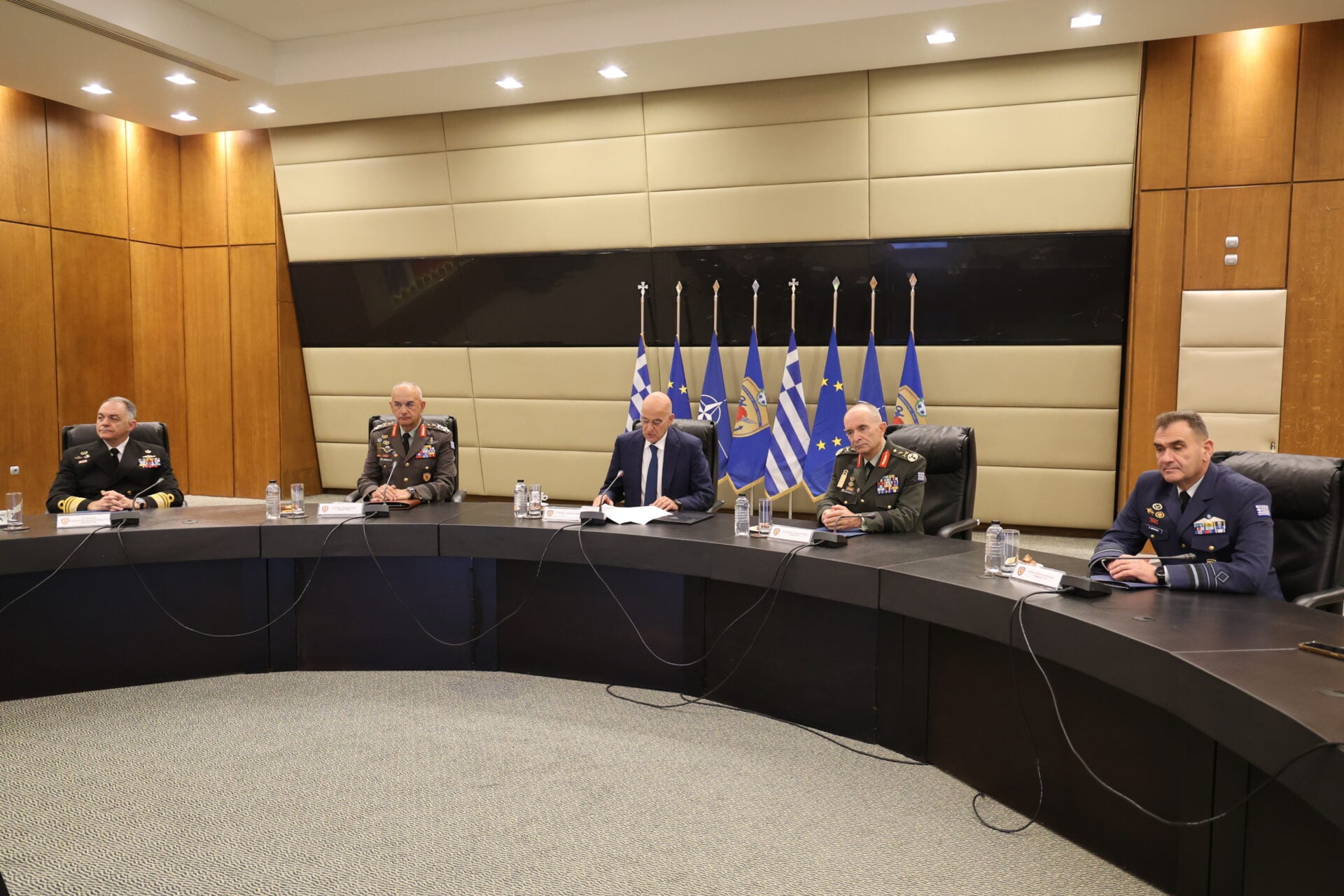 Δένδιας: Κατάργηση 126 στρατοπέδων — 1,13 δισ. ευρώ για μισθούς και τεχνολογίες