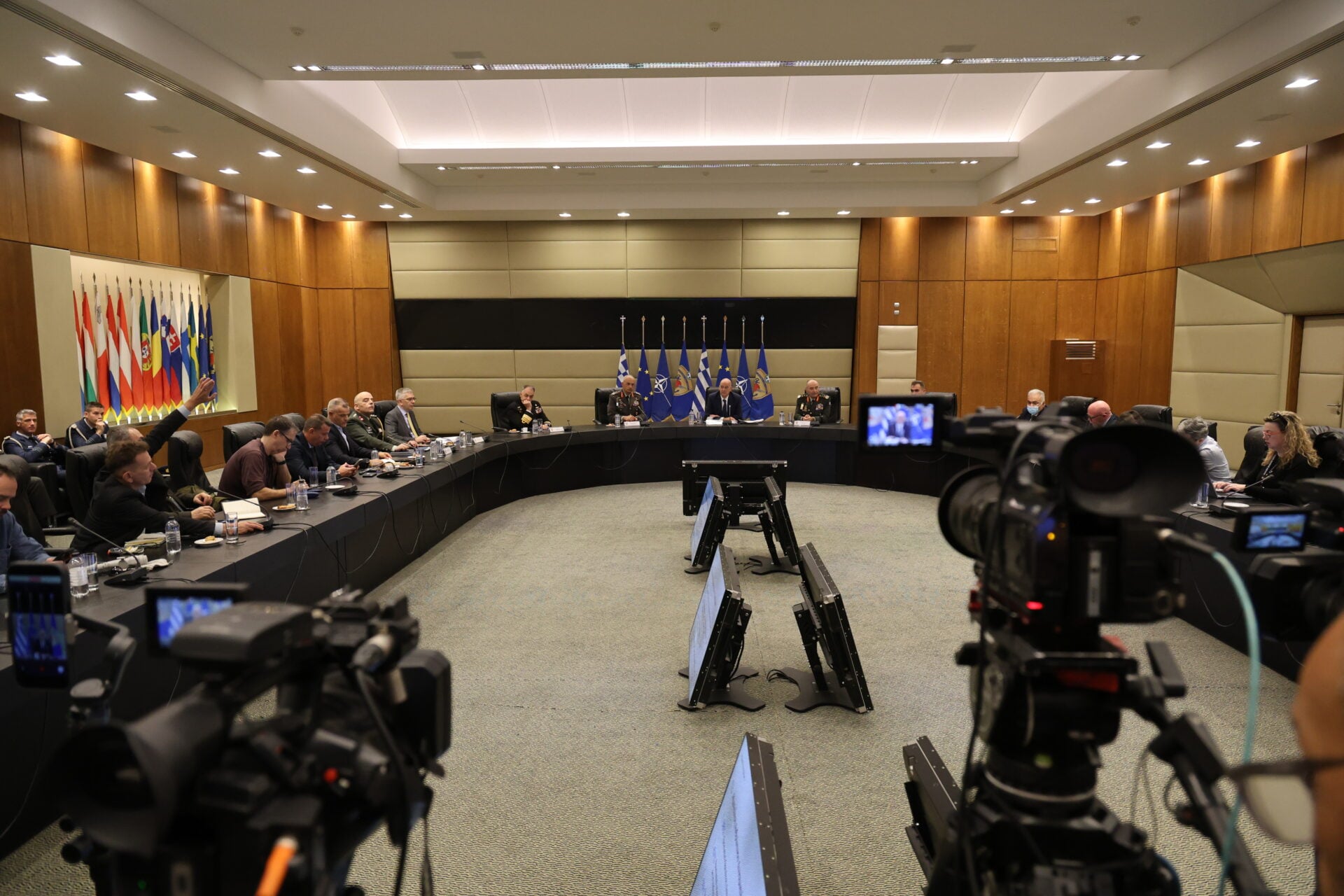 Δένδιας: Κατάργηση 126 στρατοπέδων — 1,13 δισ. ευρώ για μισθούς και τεχνολογίες