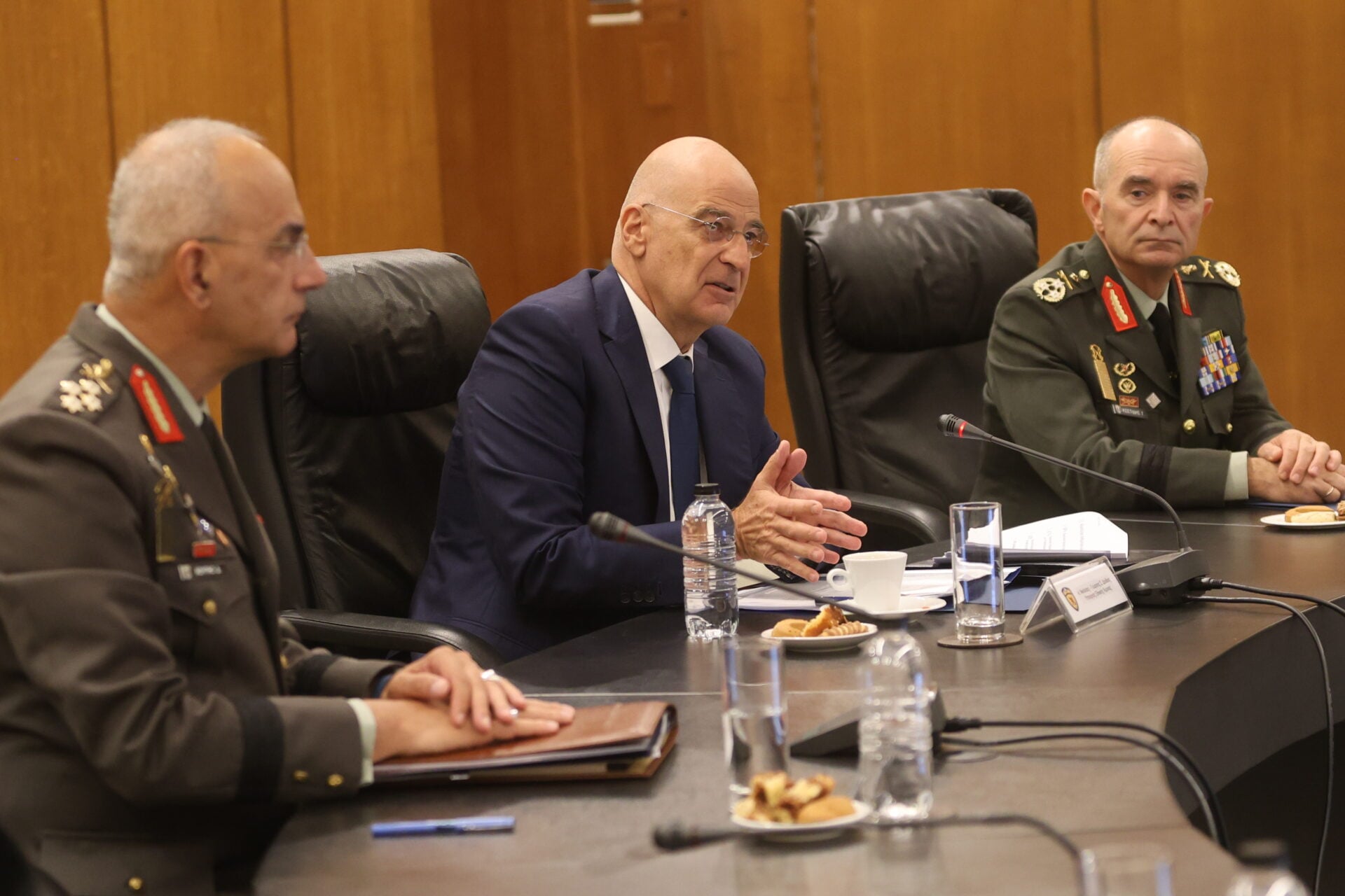 Δένδιας: Κατάργηση 126 στρατοπέδων — 1,13 δισ. ευρώ για μισθούς και τεχνολογίες