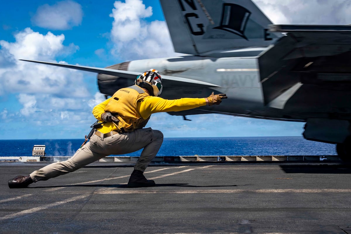 Το USS Abraham Lincoln γύρισε στο Σαν Ντιέγκο μετά από 321 ημέρες