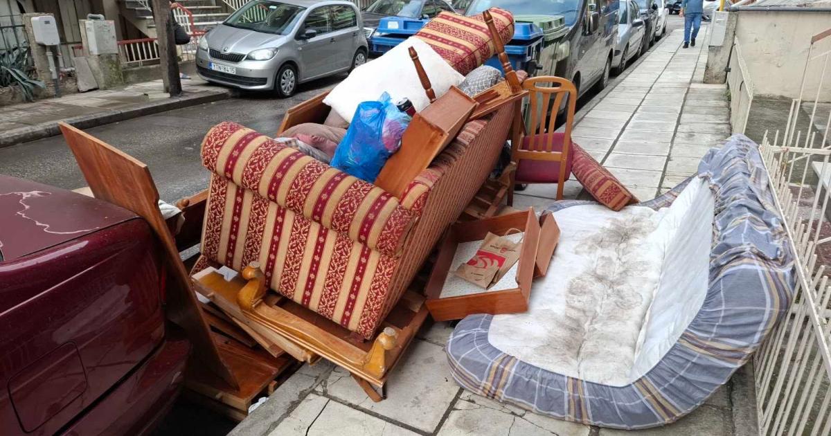 Θεσσαλονίκη: Νέο πρόστιμο 3.000 ευρώ σε δημότη που άφησε έπιπλα στον δρόμο