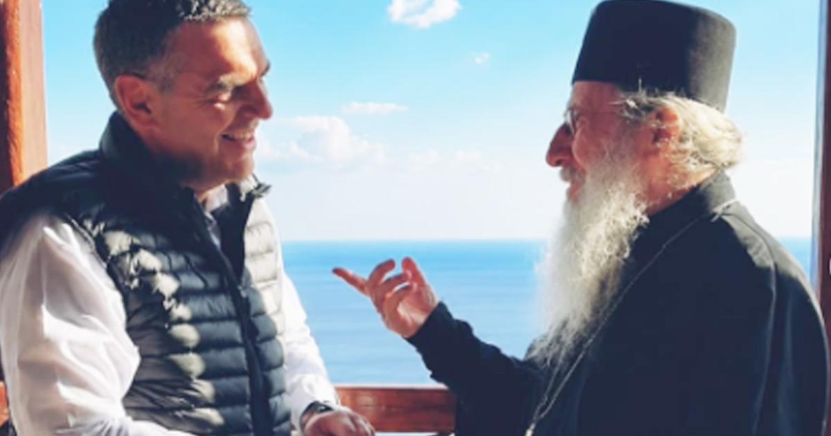 Τσίπρας στο Άγιον Όρος: «Ψέλνεις στη Σιμωνόπετρα και ακούγεται στον Άδη»