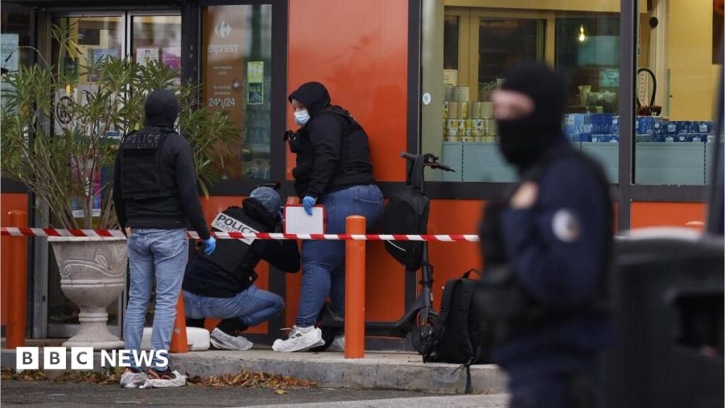 Μακρόν: Ρατσιστική τρομοκρατική επίθεση το μακελειό κοντά στο Παρίσι