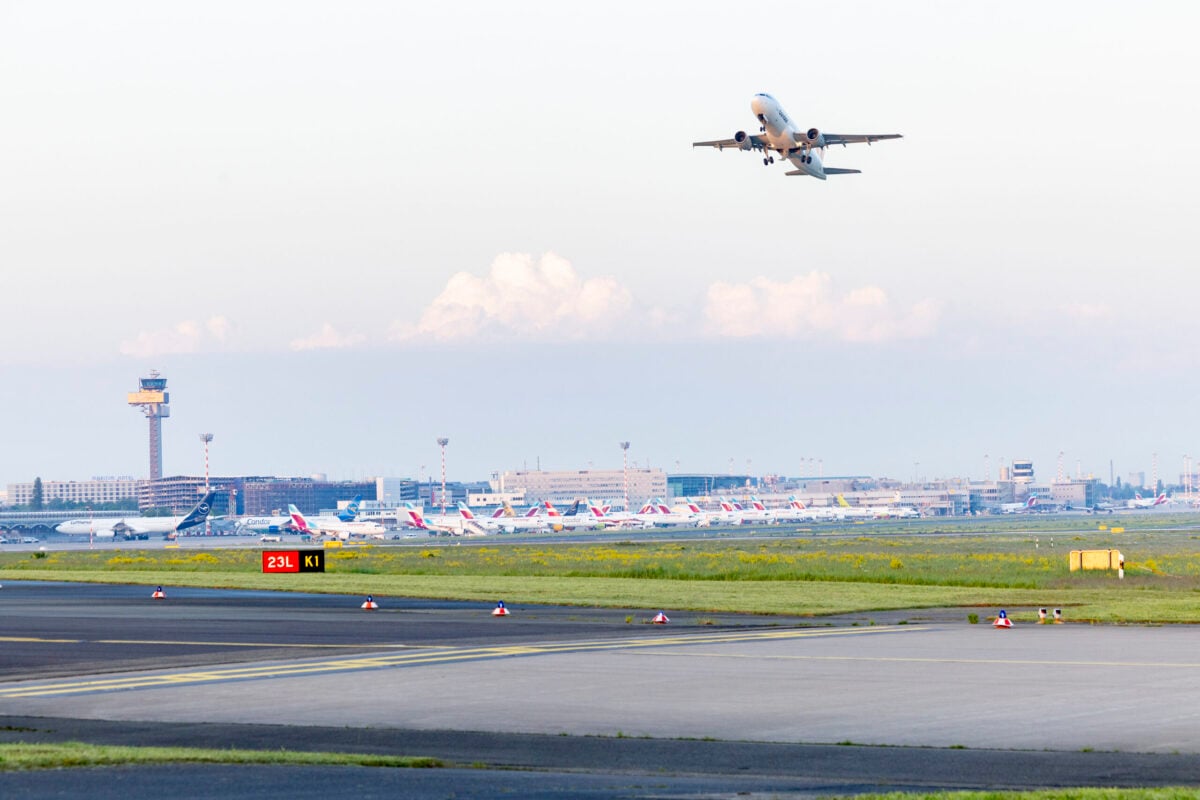 Συναγερμός σε πτήση Eurowings από τη Ρόδο: Τρεις επιβάτες στο νοσοκομείο