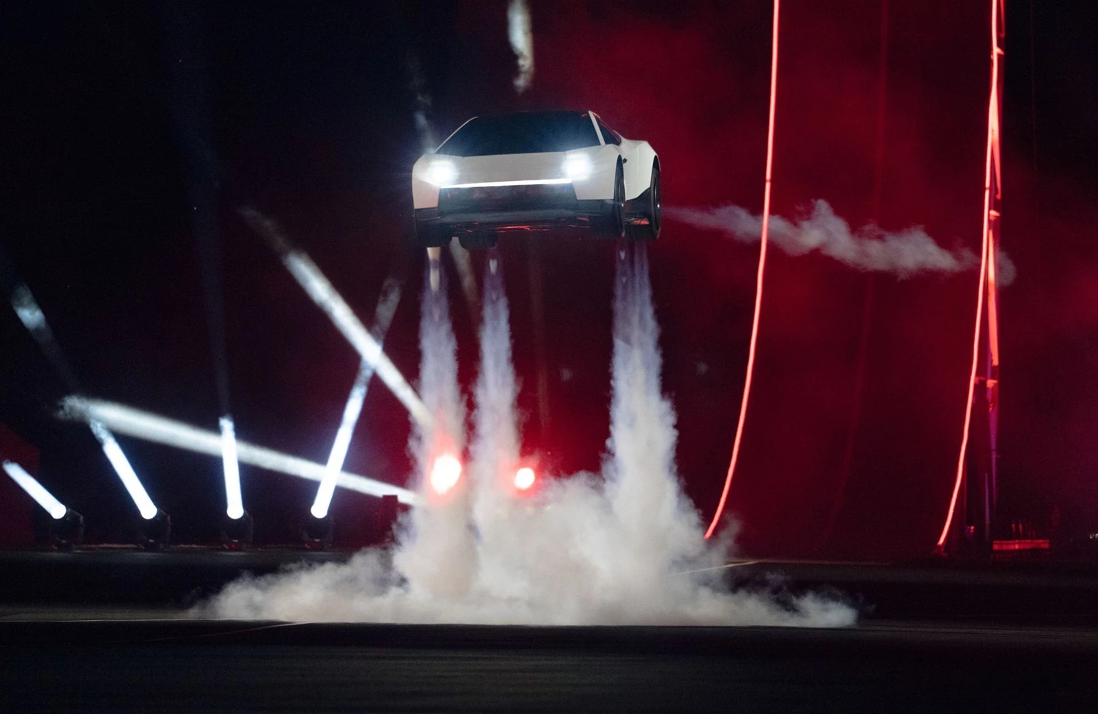 Νέο Tesla Roadster: Ακροβατικά στον αέρα, παραγωγή το 2028
