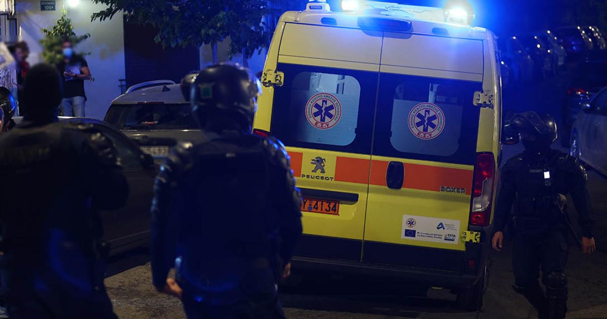 Σπάτα: Αυτοκίνητο παρέσυρε τροχονόμο που ρύθμιζε την κυκλοφορία