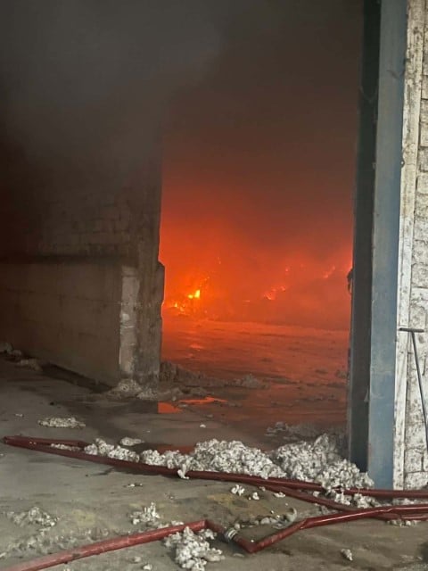 Τρίκαλα: Φωτιά σε εργοστάσιο βάμβακος – Στις φλόγες έξι αποθήκες