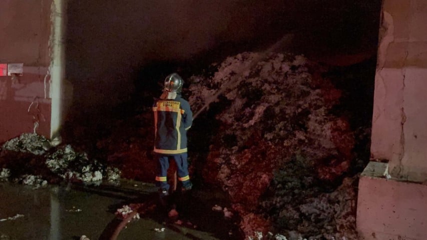 Τρίκαλα: Φωτιά σε εργοστάσιο βάμβακος – Στις φλόγες έξι αποθήκες